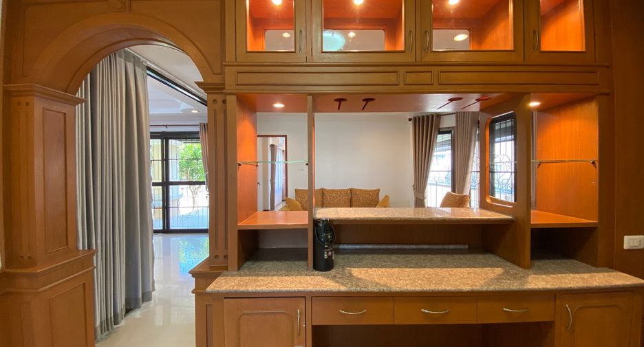 For rent 4 bedrooms house in Mueang Chiang Mai, Chiang Mai