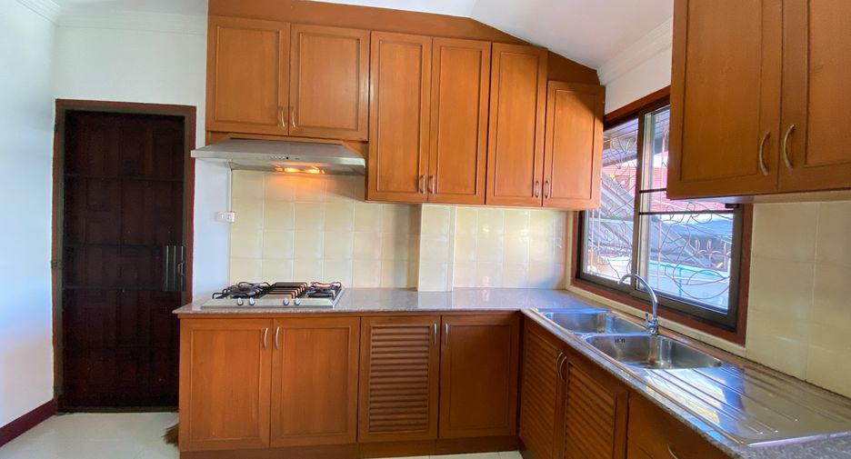 For rent 4 bedrooms house in Mueang Chiang Mai, Chiang Mai