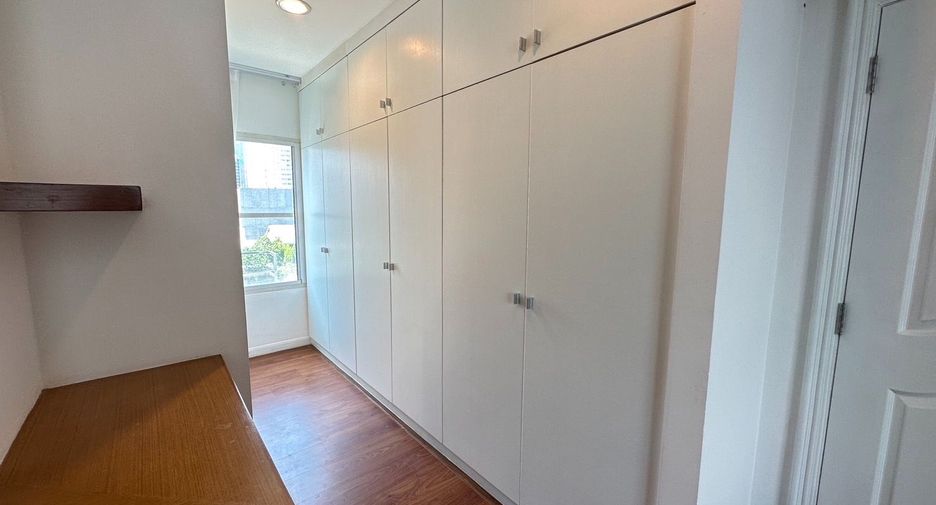Haus zur Miete mit 4 Zimmer in Watthana, Bangkok