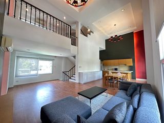 Haus zur Miete mit 4 Zimmer in Watthana, Bangkok
