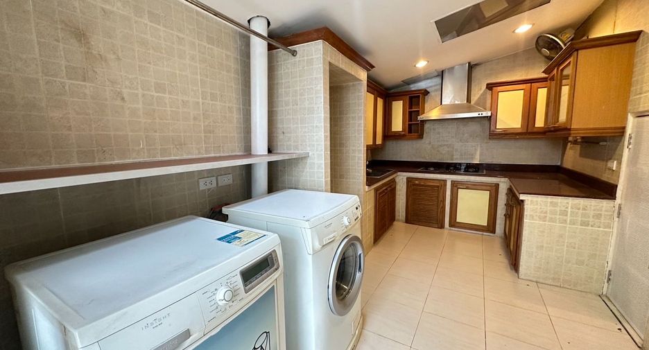 Haus zur Miete mit 4 Zimmer in Watthana, Bangkok