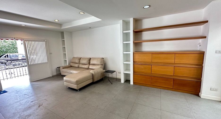 Haus zur Miete mit 4 Zimmer in Watthana, Bangkok