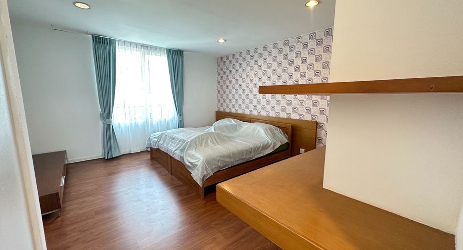Haus zur Miete mit 4 Zimmer in Watthana, Bangkok