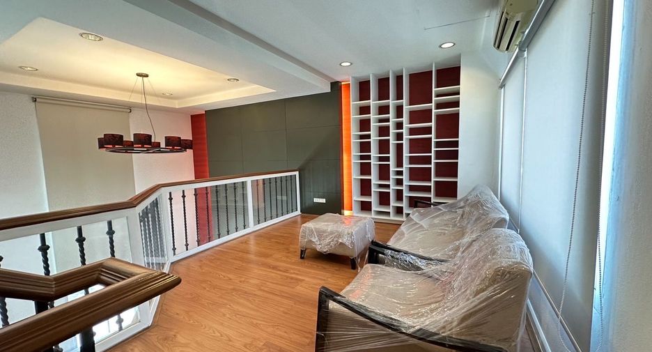 Haus zur Miete mit 4 Zimmer in Watthana, Bangkok