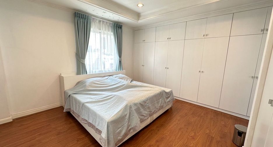 Haus zur Miete mit 4 Zimmer in Watthana, Bangkok