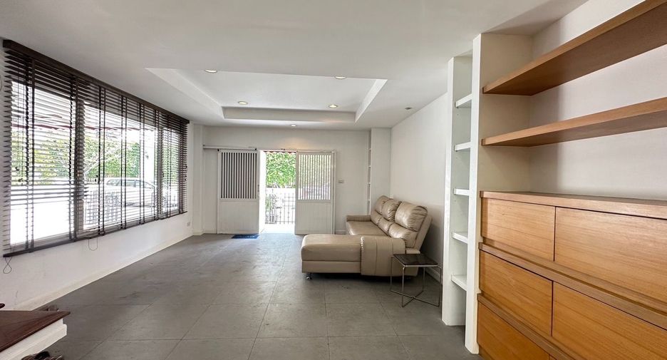 Haus zur Miete mit 4 Zimmer in Watthana, Bangkok