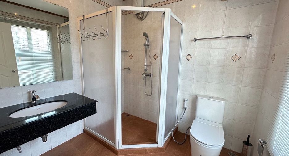 Haus zur Miete mit 4 Zimmer in Watthana, Bangkok