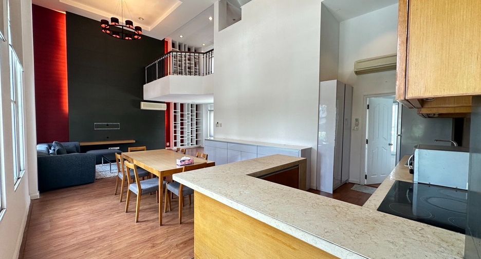 Haus zur Miete mit 4 Zimmer in Watthana, Bangkok