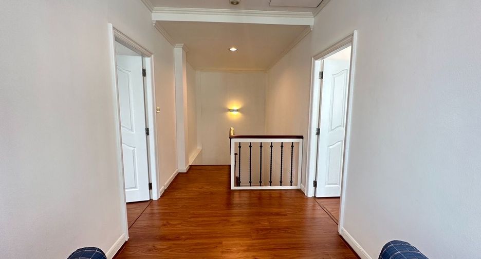 Haus zur Miete mit 4 Zimmer in Watthana, Bangkok