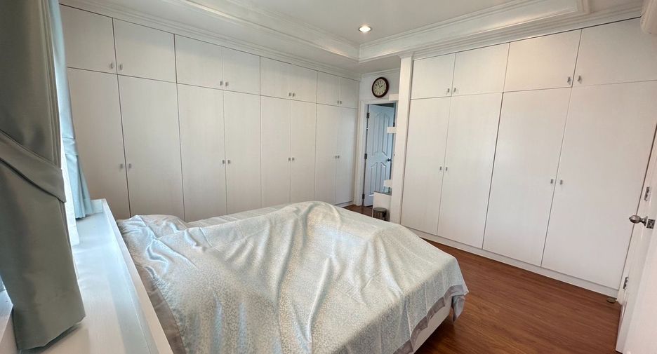 Haus zur Miete mit 4 Zimmer in Watthana, Bangkok