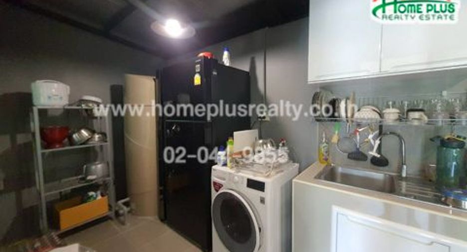 For sale 4 bedrooms townhouse in Mueang Pathum Thani, Pathum Thani