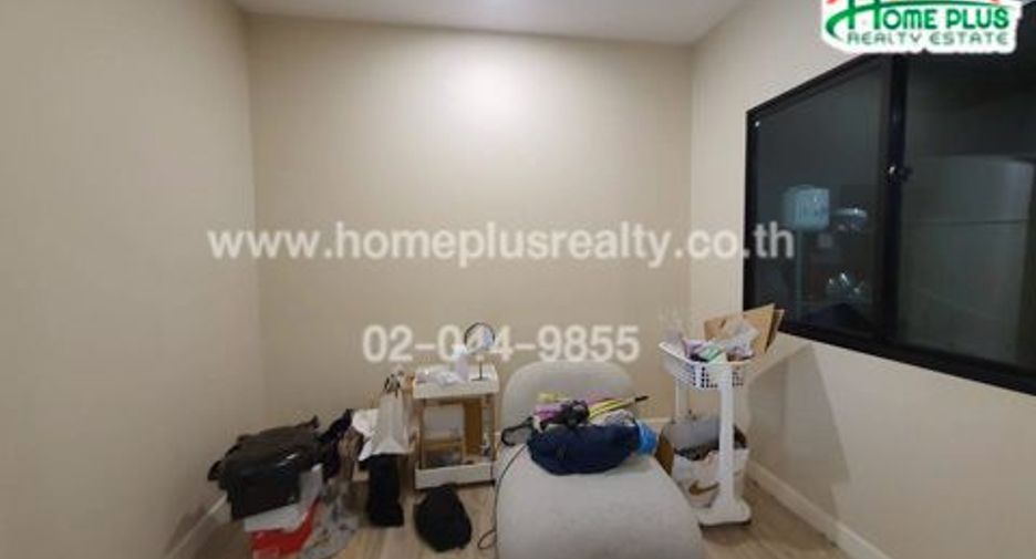 For sale 4 bedrooms townhouse in Mueang Pathum Thani, Pathum Thani
