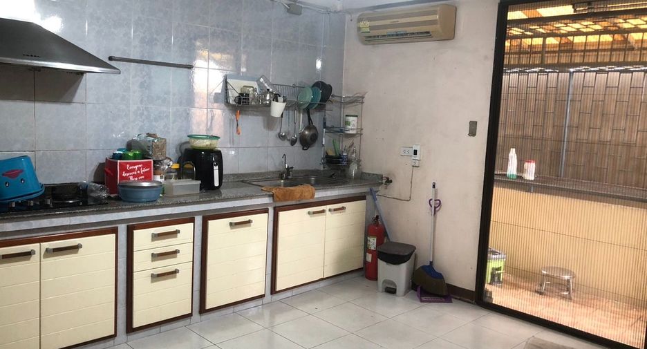 For rent and for sale 5 bed retail Space in Huai Khwang, Bangkok