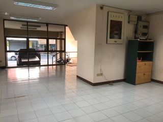 For rent そして for sale 5 Beds retail Space in Huai Khwang, Bangkok
