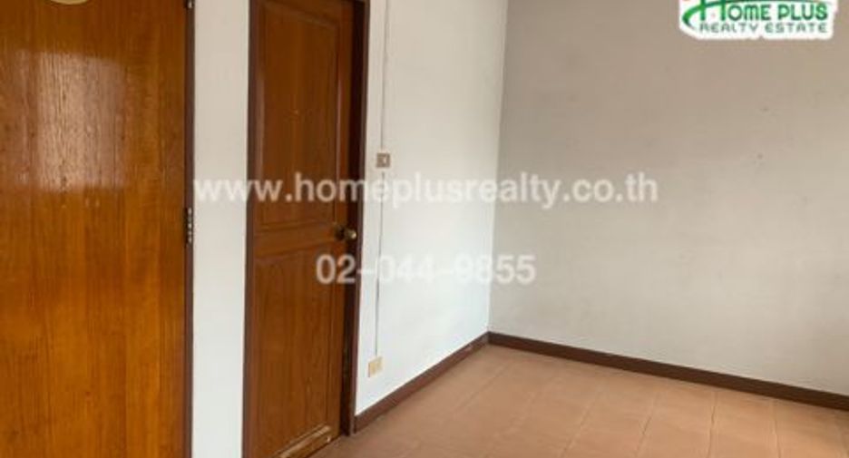 For sale 3 bedrooms townhouse in Huai Khwang, Bangkok