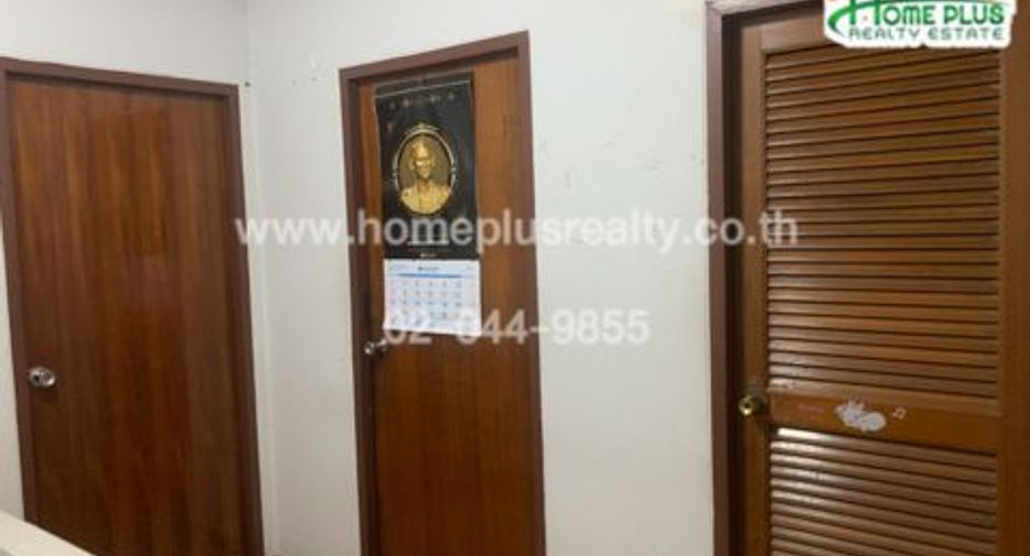 For sale 3 bedrooms townhouse in Huai Khwang, Bangkok