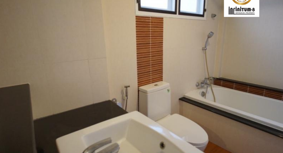 For rent 5 bedrooms house in Mueang Samut Prakan, Samut Prakan