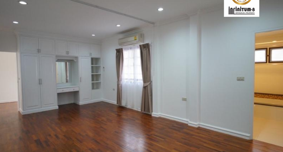 For rent 5 bedrooms house in Mueang Samut Prakan, Samut Prakan