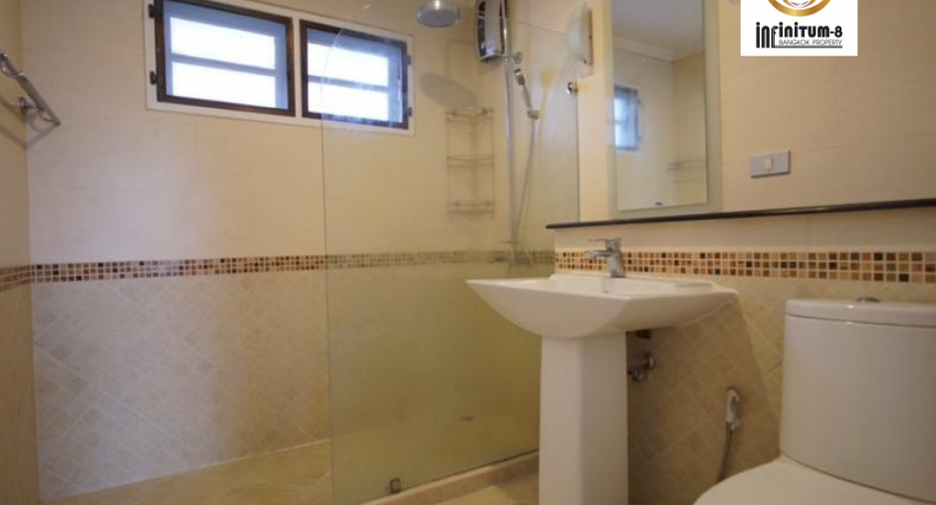 For rent 5 bedrooms house in Mueang Samut Prakan, Samut Prakan
