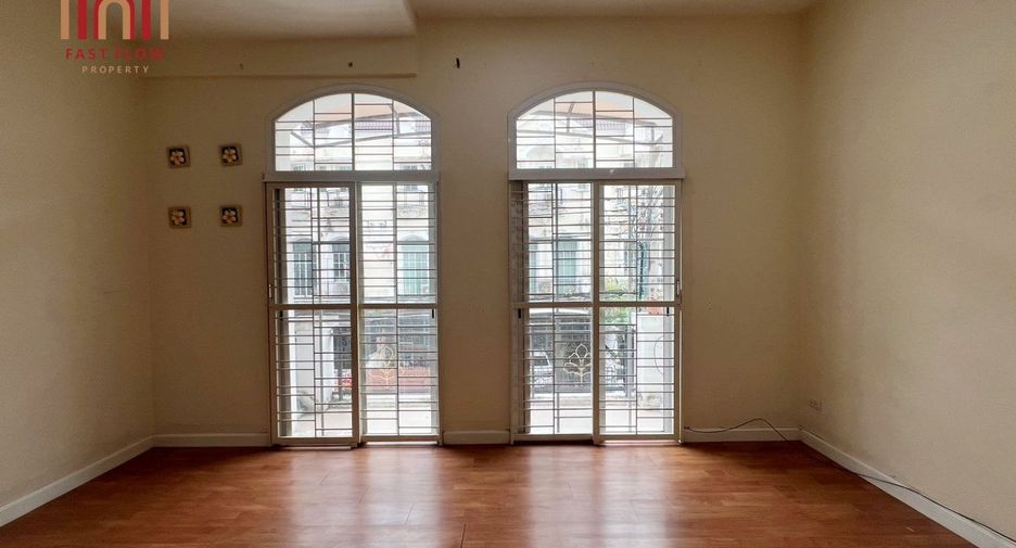 Casa adosada en venta de 3 habitaciones en Prawet, Bangkok