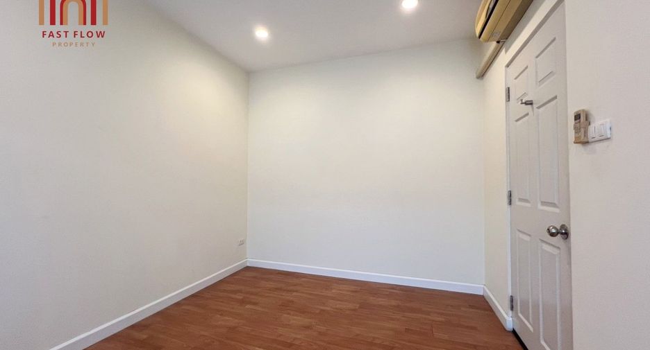 Casa adosada en venta de 3 habitaciones en Prawet, Bangkok