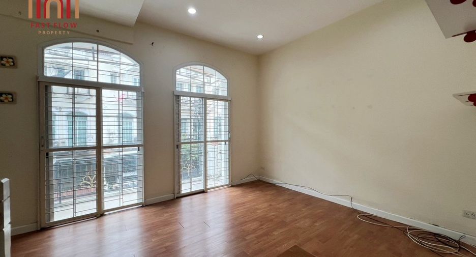 Casa adosada en venta de 3 habitaciones en Prawet, Bangkok