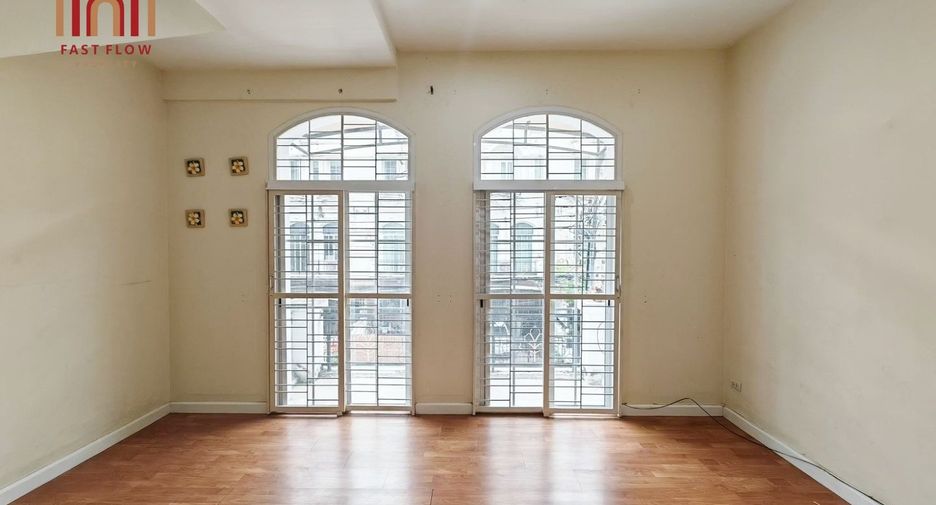 Casa adosada en venta de 3 habitaciones en Prawet, Bangkok