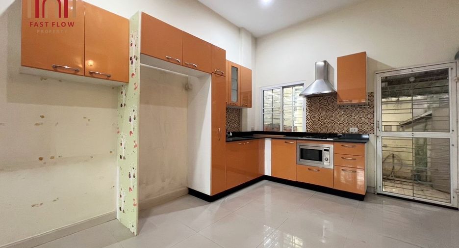 Casa adosada en venta de 3 habitaciones en Prawet, Bangkok