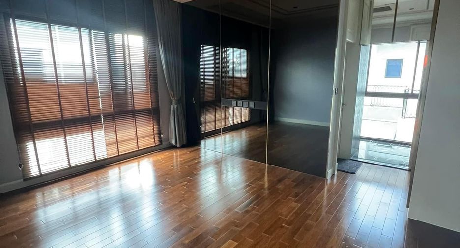 For sale 5 bedrooms house in Khan Na Yao, Bangkok
