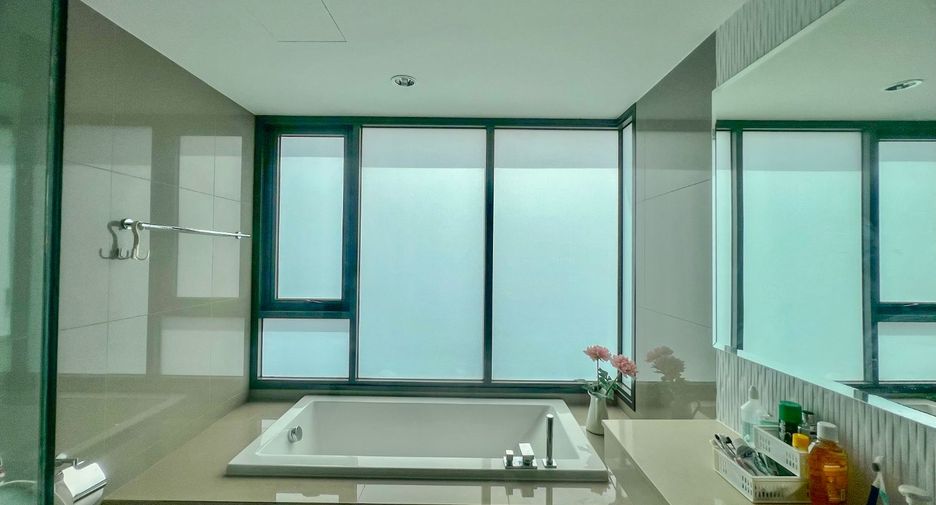 For sale 2 bed condo in Khlong Toei, Bangkok