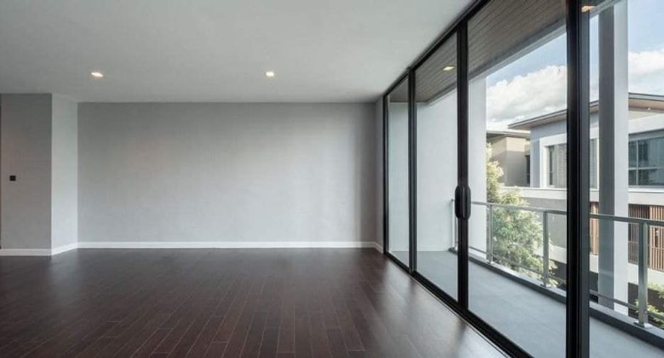 For sale 4 bedrooms villa in Don Mueang, Bangkok
