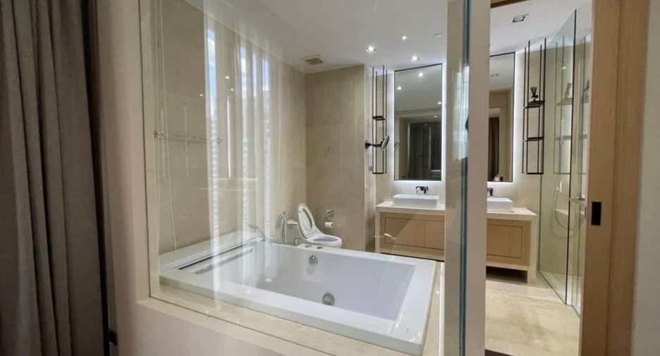 For sale 3 bedrooms condo in Khlong Toei, Bangkok