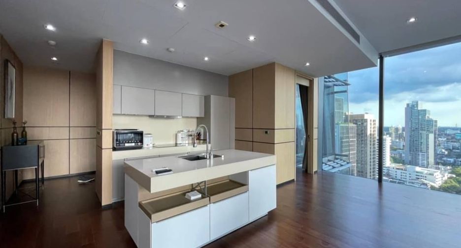 For sale 3 bedrooms condo in Khlong Toei, Bangkok