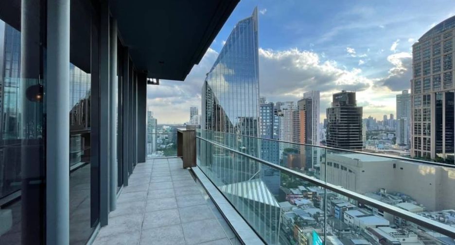 For sale 3 bedrooms condo in Khlong Toei, Bangkok