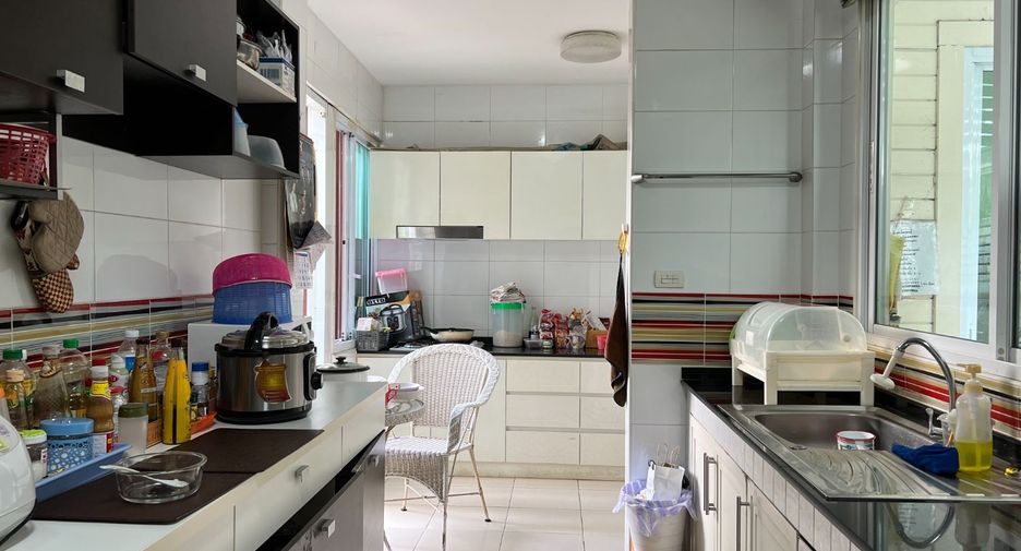 For sale 5 bedrooms house in Khan Na Yao, Bangkok