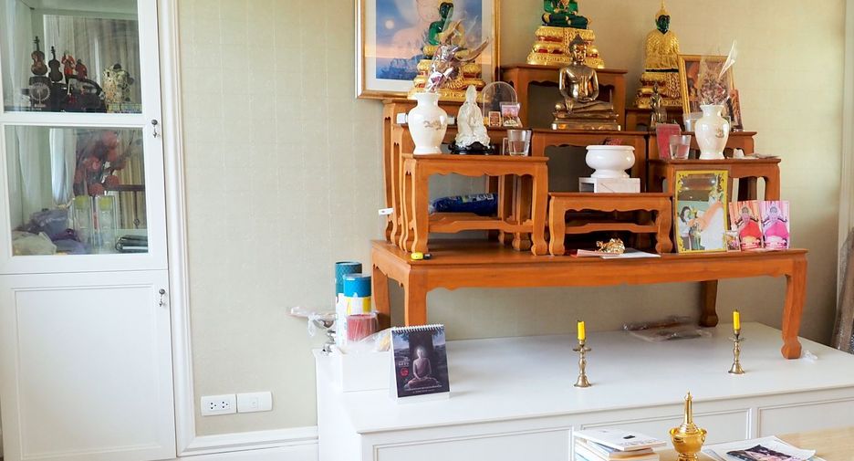 For sale 5 bedrooms house in Khan Na Yao, Bangkok