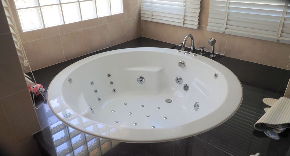 For sale 5 bedrooms house in Khan Na Yao, Bangkok