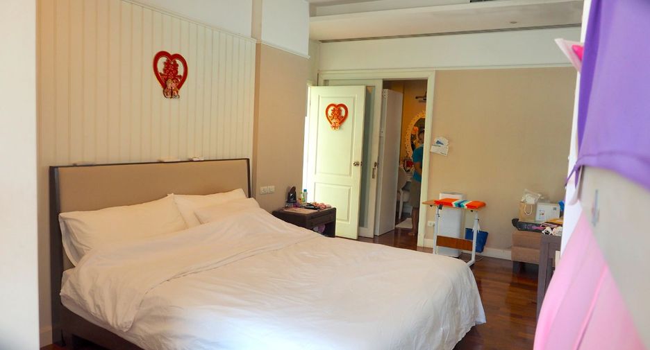 For sale 5 bedrooms house in Khan Na Yao, Bangkok