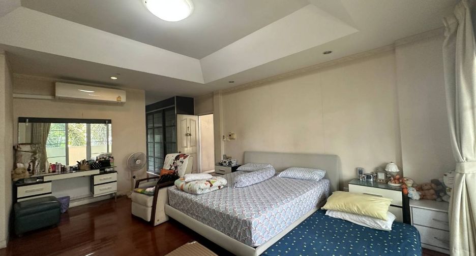 For sale 4 bedrooms house in Taling Chan, Bangkok