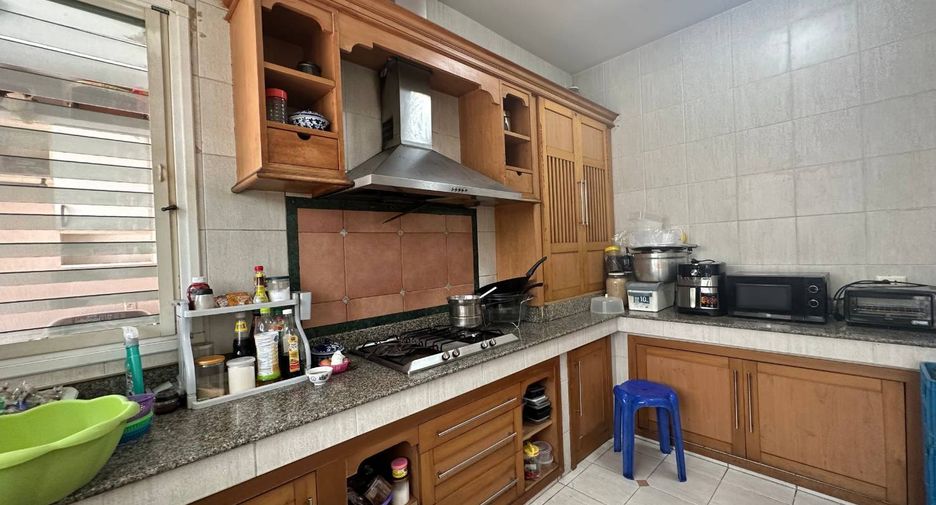 For sale 4 bedrooms house in Taling Chan, Bangkok