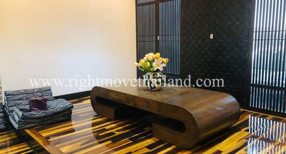For rent 4 bedrooms townhouse in Yan Nawa, Bangkok