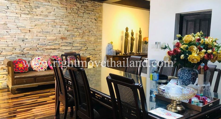 For rent 4 bedrooms townhouse in Yan Nawa, Bangkok