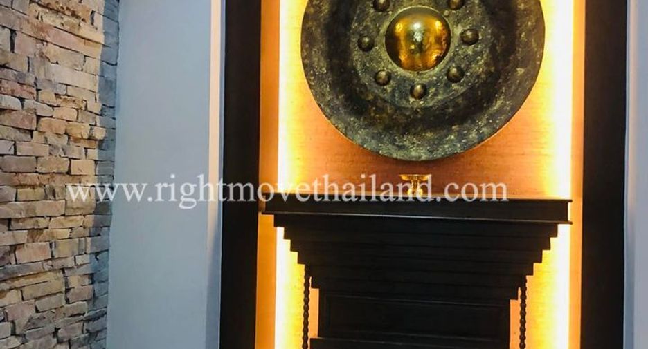 For rent 4 bedrooms townhouse in Yan Nawa, Bangkok