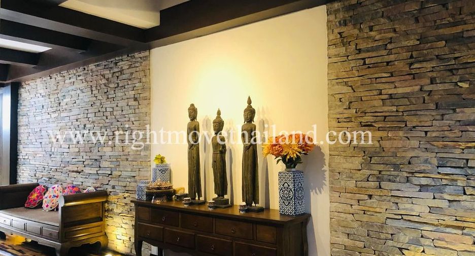 For rent 4 bedrooms townhouse in Yan Nawa, Bangkok