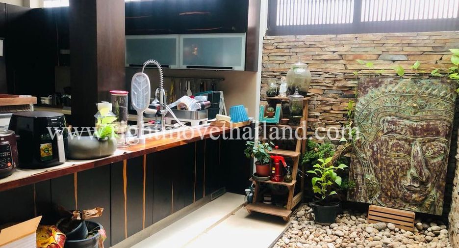 For rent 4 bedrooms townhouse in Yan Nawa, Bangkok