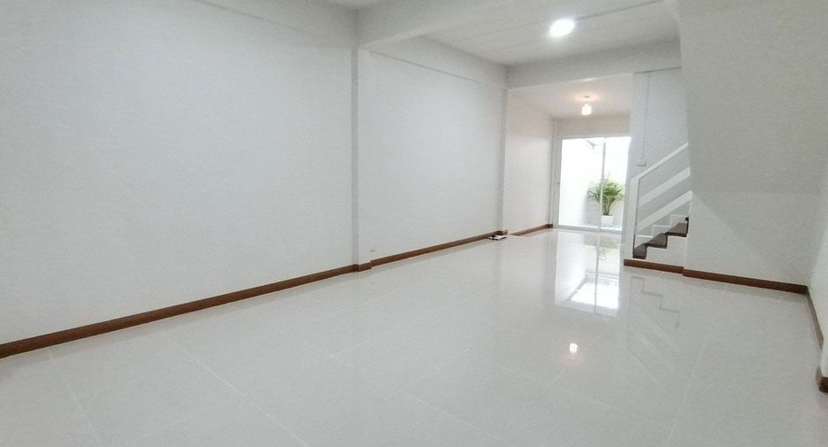 For sale 2 bed townhouse in Mueang Lop Buri, Lopburi