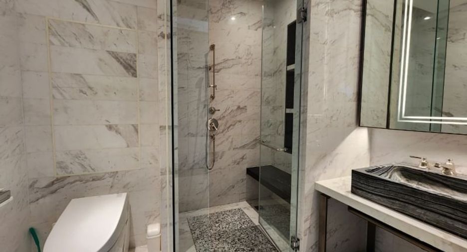 For rent 3 bedrooms condo in Khlong San, Bangkok