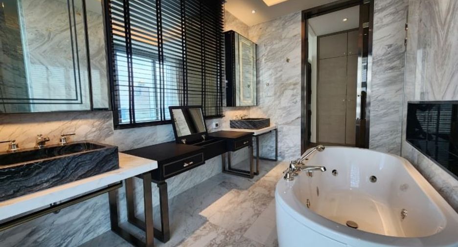 For rent 3 bedrooms condo in Khlong San, Bangkok