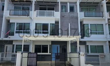 Casa adosada en venta de 3 habitaciones en Bang Kapi, Bangkok