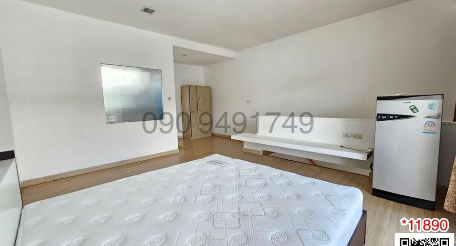 For sale 3 bedrooms townhouse in Bang Kapi, Bangkok